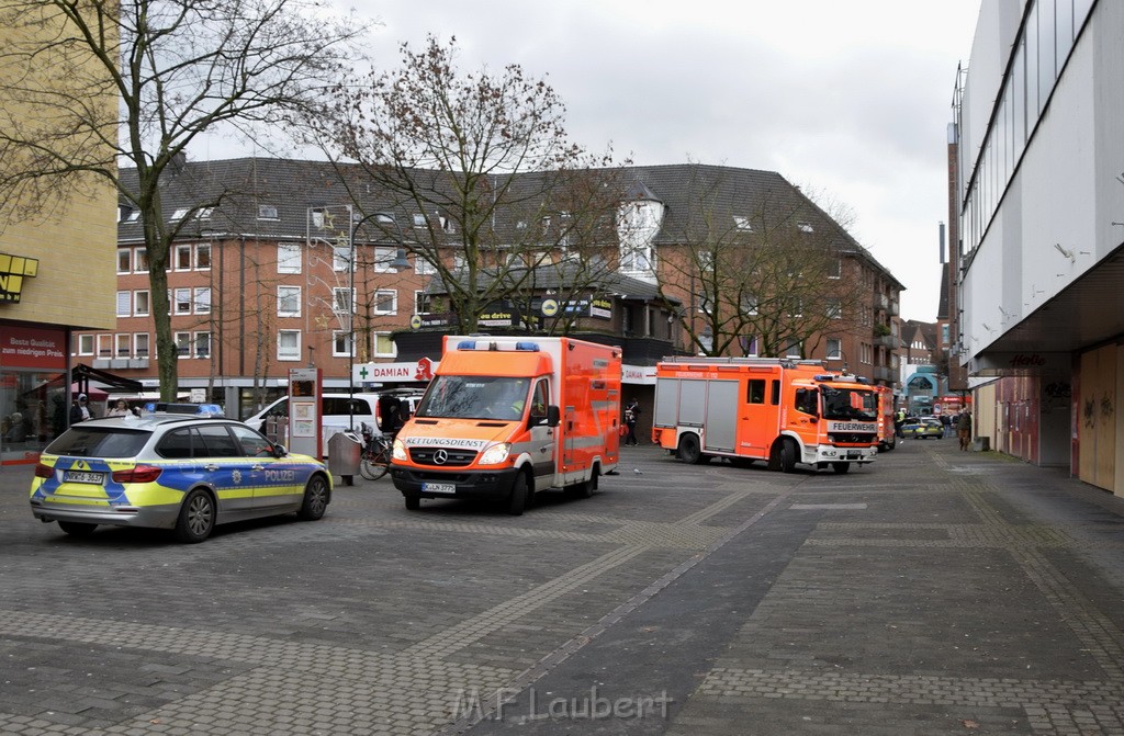 Einsatz BF Koeln Messerstecherei Koeln Porz Josefstr P08.JPG - Miklos Laubert